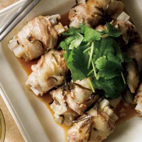 レンジでお手軽! ジューシー豚肉とコリコリれんこん、塩昆布がウマすぎ【れんこんの肉巻き】