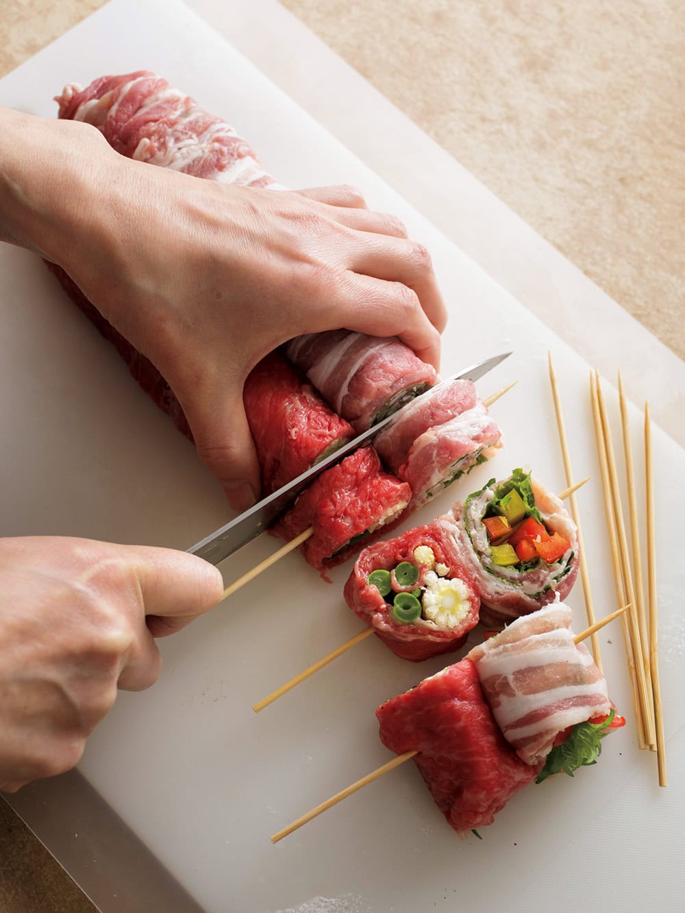 3 1と2を並べて置き、端に竹串を刺す。竹串を中心にして約1.5㎝厚に切り、残りも同様にする。