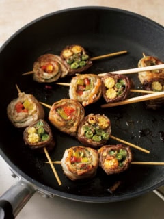 4 フライパンにサラダ油大さじ1/2を中火で熱し、3の半量を側面が下になるようにして入れる。こんがりと焼き色がついたら上下を返し、転がしながら全体に焼き色がつくまで3～4分焼く。酒大さじ2をふってふたをし、弱火にして3分ほど蒸し焼きにする。残りも同様に焼く。