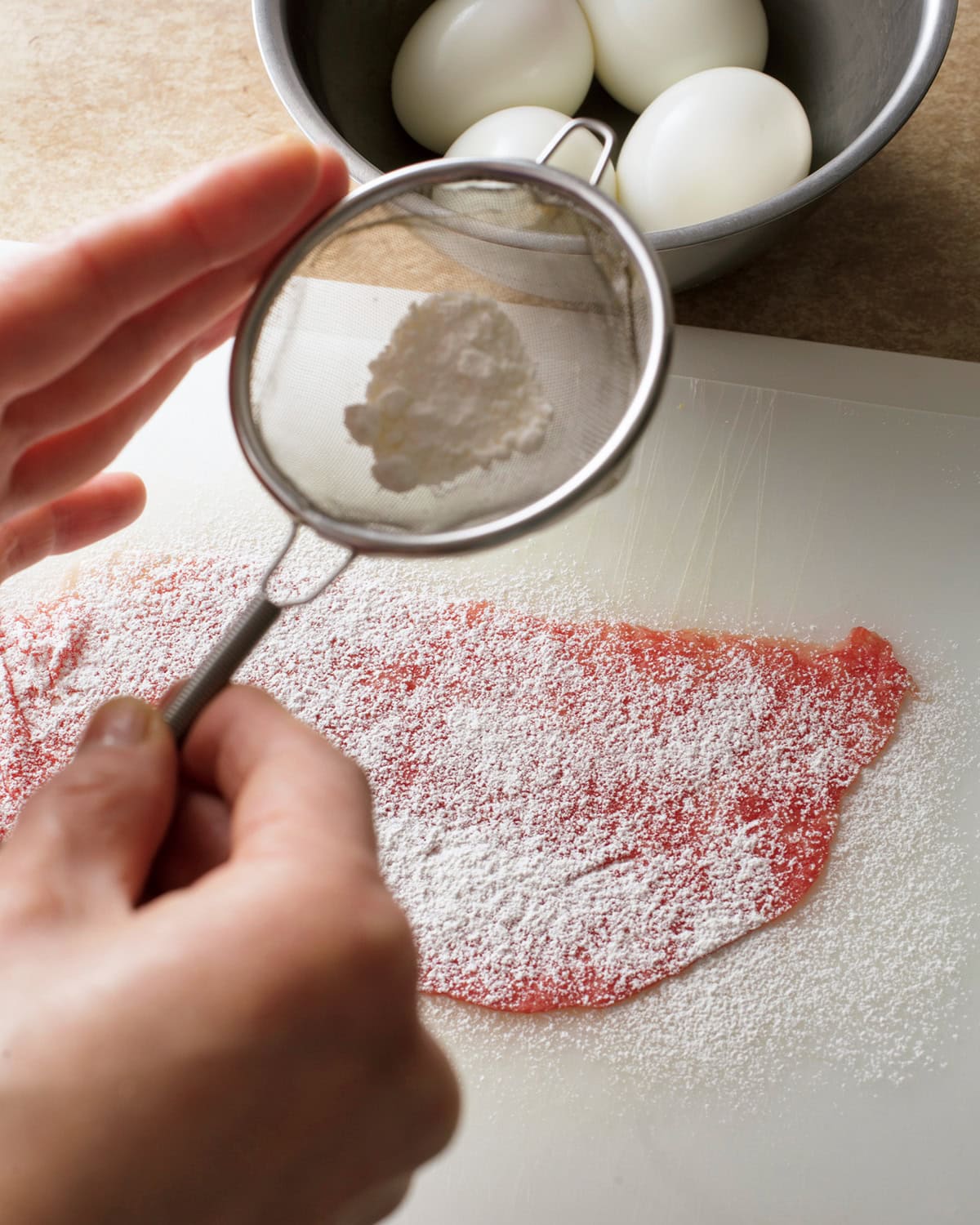 1.牛肉1枚をまな板に広げ、小麦粉を茶こしで全体に薄くふる。ゆで卵を端にのせ、牛肉で包むようにしてくるくると巻く。残りも同様に作る。