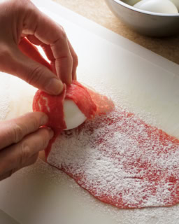 2 .小さめのフライパンにサラダ油を中火で熱し、1を入れる。転がすようにして全体がこんがりと色づくまで焼き、Aを加える。ときどき転がしながら、煮汁がとろりとするまで7～8分煮からめる。