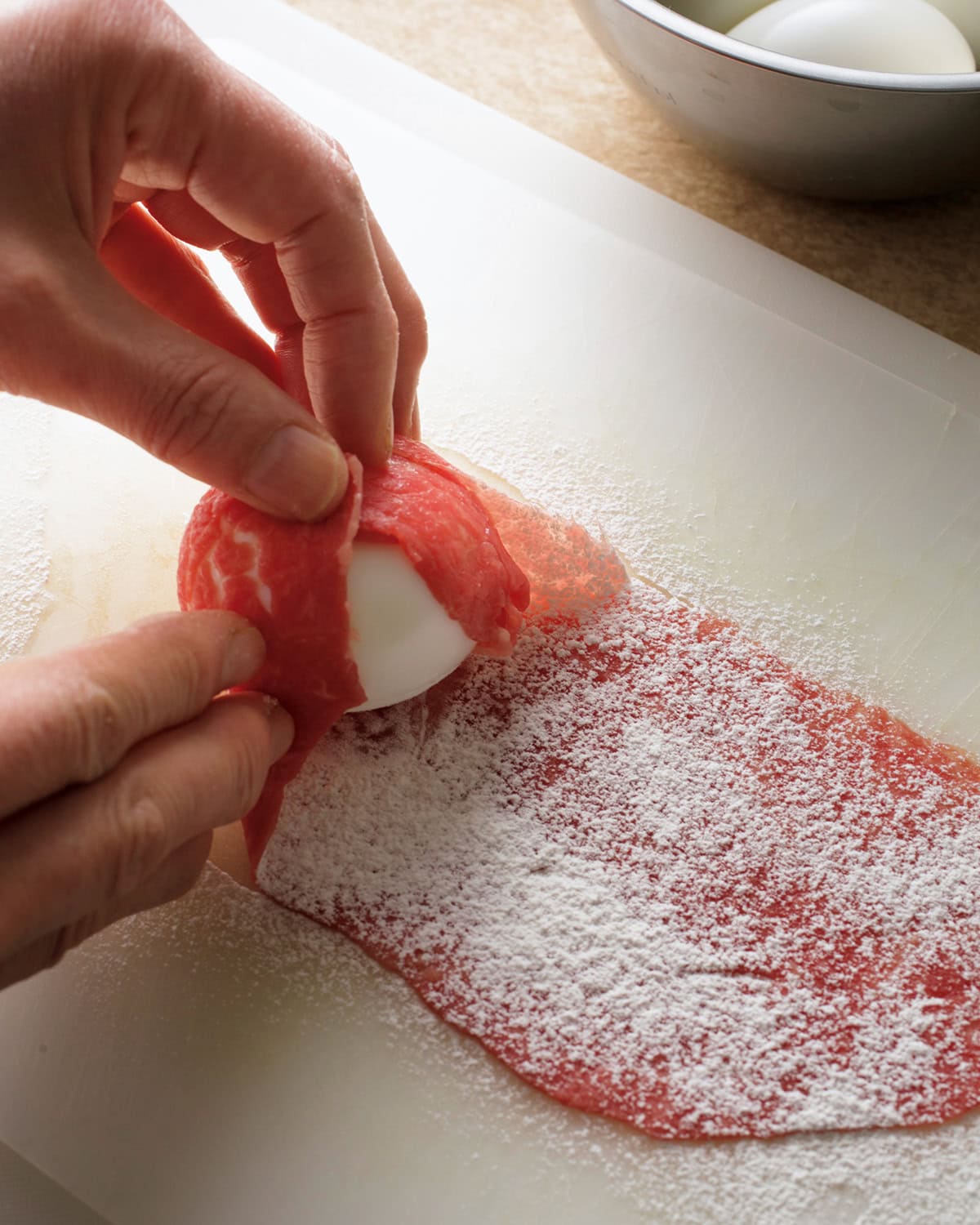 2 .小さめのフライパンにサラダ油を中火で熱し、1を入れる。転がすようにして全体がこんがりと色づくまで焼き、Aを加える。ときどき転がしながら、煮汁がとろりとするまで7～8分煮からめる。