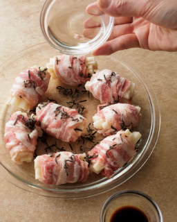 2.1の巻き終わりを下にして耐熱皿に並べ、塩昆布を散らして酒、しょうゆを回しかける。ふんわりとラップをかけて電子レンジ（600W）に入れ、8分ほど加熱する。器に盛り、三つ葉を2㎝幅に切ってのせる。