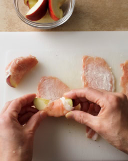 1.豚肉は赤身と脂身の境に4〜5カ所切り込みを入れ、塩、こしょうをふって小麦粉を茶こしで薄くふる。豚肉1枚の手前側にりんご1切れをのせ、くるくるとしっかり巻く。残りも同様に作る。