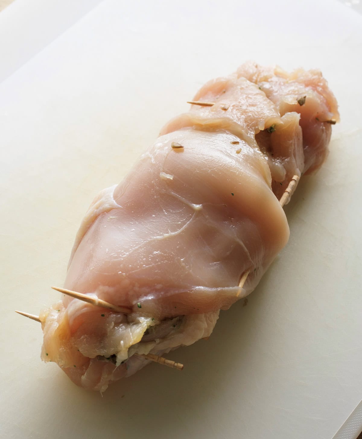 鶏肉は巻き終わりや両端を楊枝でしっかり留め、具材が出てこないようにしましょう