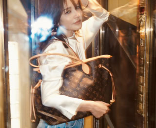 バッグ〈ネヴァーフル MM〉［H28×W31×D14㎝］¥277,200、ピアス¥91,300、バングル¥92,400（全てルイ・ヴィトン／ルイ・ヴィトン クライアントサービス）、その他梨花私物