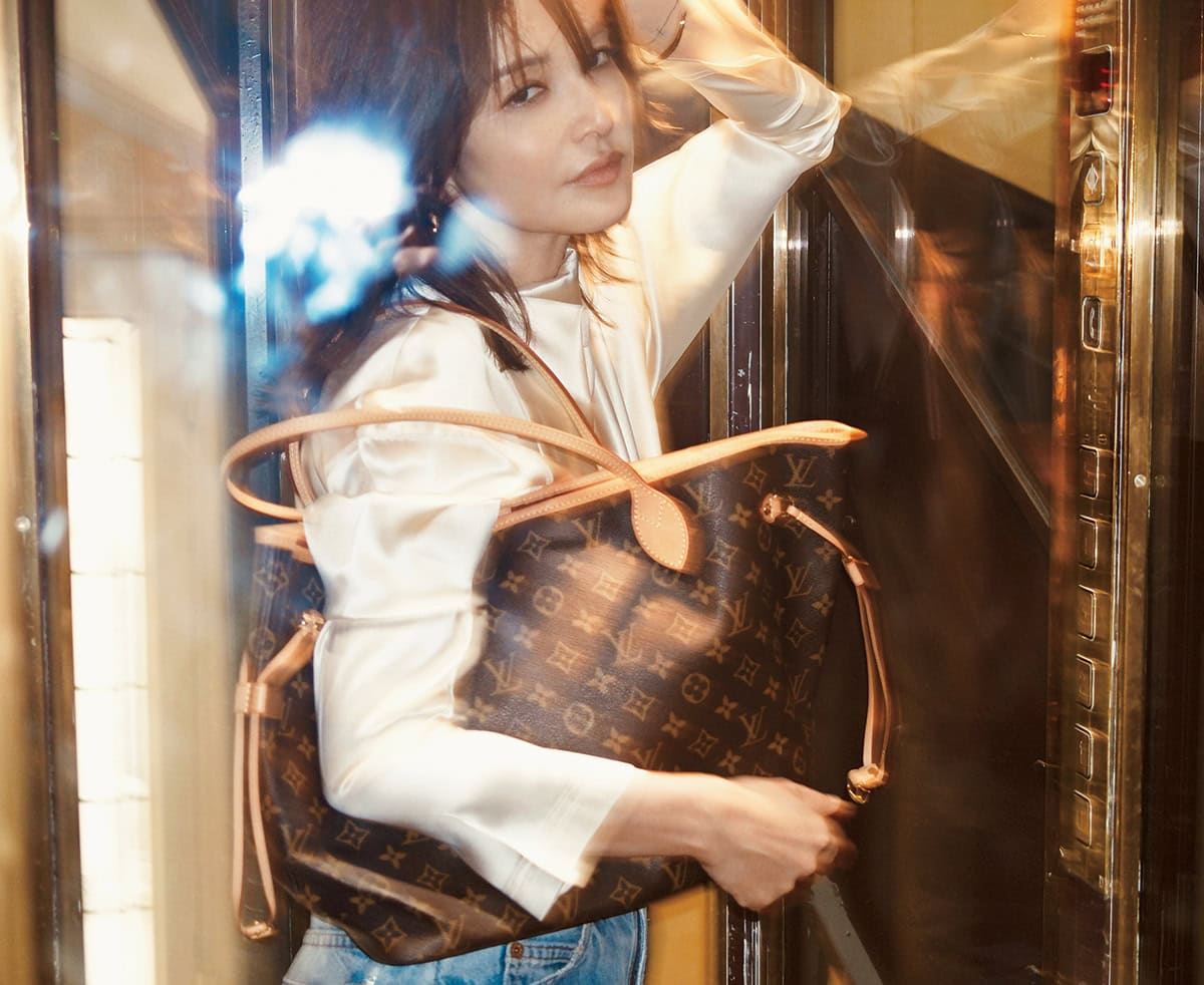 バッグ〈ネヴァーフル MM〉［H28×W31×D14㎝］¥277,200、ピアス¥91,300、バングル¥92,400（全てルイ・ヴィトン／ルイ・ヴィトン クライアントサービス）、その他梨花私物