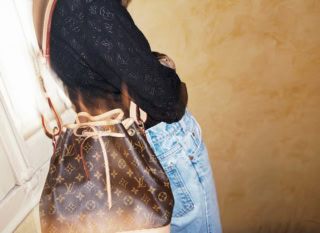 バッグ〈プチ・ノエ〉［H27×W27×D21㎝］¥308,000、トップス¥355,300、ブレスレット¥92,400（全てルイ・ヴィトン／ルイ・ヴィトン クライアントサービス）、その他梨花私物