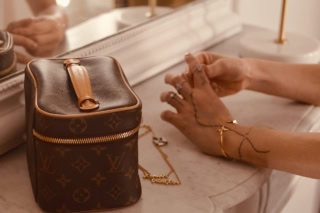 バニティ〈ニース・ミニ〉［H12×W20×13.5cm］¥172,700、ネックレス¥93,500、ピアス¥77,000※参考商品、ブレスレット¥92,400、チェーンリング3個セット¥83,600（全てルイ・ヴィトン／ルイ・ヴィトン クライアントサービス）