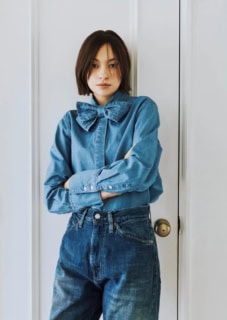 シャツ¥37,400（オブリオ）、デニムパンツ¥39,600（リーバイス® ビンテージ クロージング／リーバイ・ストラウス ジャパン）