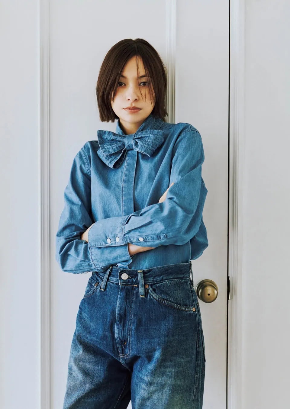 シャツ¥37,400(オブリオ)、デニムパンツ¥39,600(リーバイス® ビンテージ クロージング/リーバイ・ストラウス ジャパン)