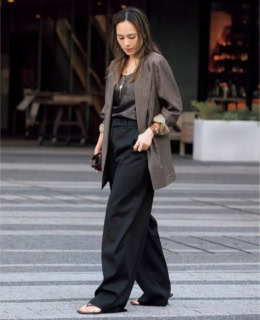 ジャケット¥74,800（クチュール ド アダム）、キャミソール¥17,600（エーピー ストゥディオ）、パンツ¥46,200（リメイン）、シューズ¥36,300（モリーニ）、バッグ¥184,800（ジル サンダー）、チェーンネックレス¥379,940、コインネックレス¥457,380（共にジジ／全てAP STUDIO NEWoMan 新宿店）、エルメスのレザーバングルは本人私物