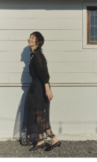 シアースカート¥46,200（バウム・ウンド・ヘルガーデン／アルアバイル）、ニット¥57,200（ジェーン スミス／アダム エ ロペ）、ピアス¥199,100（ソフィー ブハイ／エスケーパーズ アナザーワールド）、シューズ¥64,900（ネブローニ）