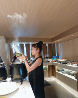 硬めの麺好きなので、さっと茹でて、カツオと豚骨のスープを注ぎ、ネギと紅生姜をのせました。サウナ上がりのからだにコクのあるスープが染み渡ります。