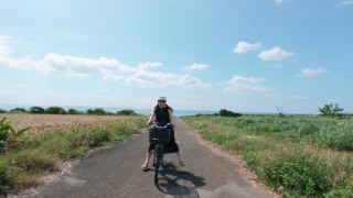 さとうきび畑に囲まれた道を抜けて、海に向かって伸びる下り坂のシュガーロードは、『ちゅらさん』でえりぃ（国仲涼子さんが演じるヒロイン）の通学路だったと聞き、せっかくなので同じように駆け抜けてみる！
