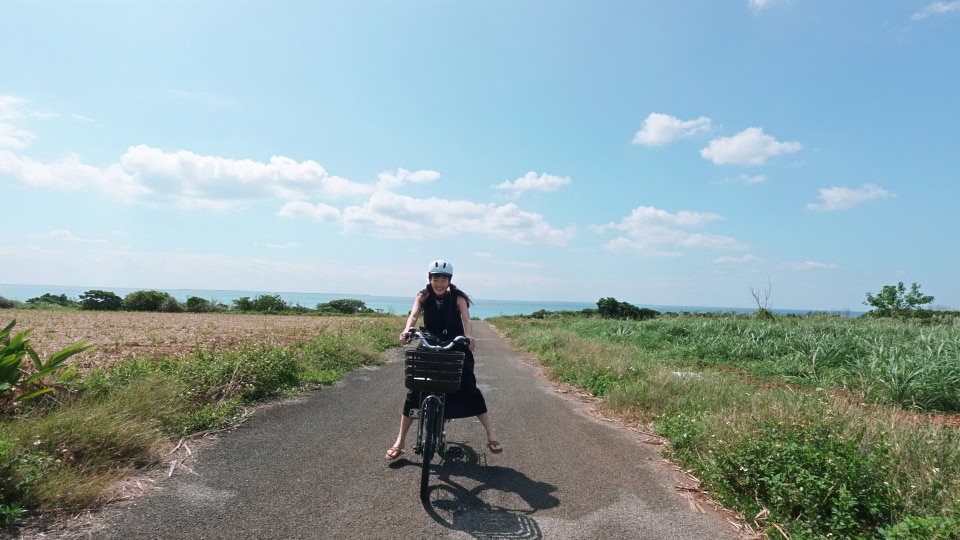 さとうきび畑に囲まれた道を抜けて、海に向かって伸びる下り坂のシュガーロードは、『ちゅらさん』でえりぃ（国仲涼子さんが演じるヒロイン）の通学路だったと聞き、せっかくなので同じように駆け抜けてみる！