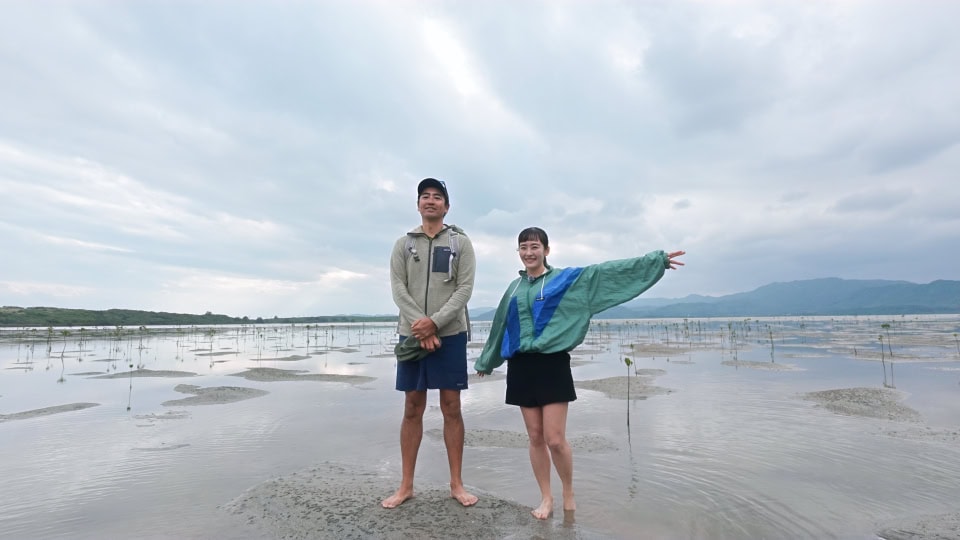 マングローブを案内してくださった八幡暁さん。