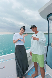 忍さんが運営する「小浜島SEAEL12 クルーズ」のクルーズ船に乗って、沖へ向けて出発！
