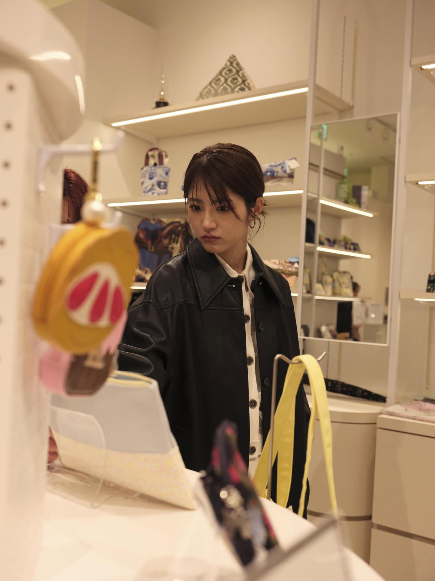 最初に訪れたのは「フェイラー」。定番のハンカチから、ポーチ、バッグ、チャームなど、所狭しと並ぶキャッチーな小物に胸キュン！