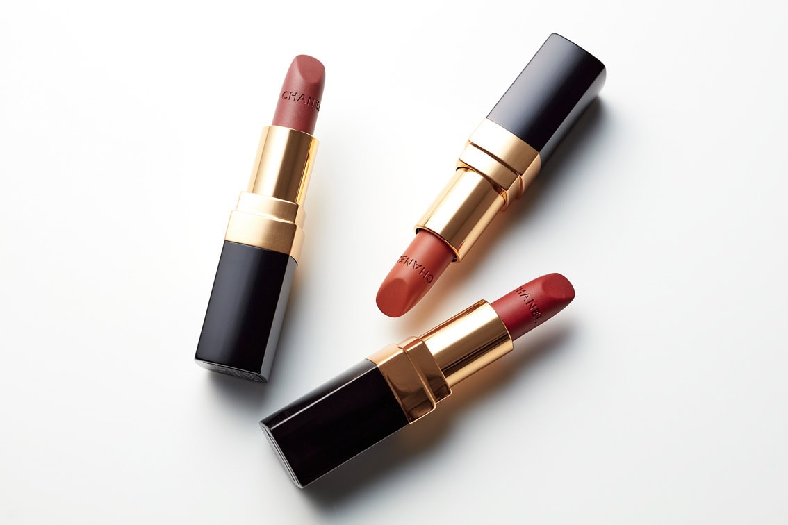 ルージュ ココ 左から：104 マドモアゼル、106 ドーヴィル、112 パリ プルミエ 各¥6,490（全てシャネル）