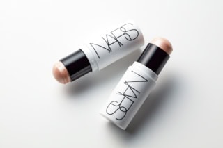 ライトリフレクティング ルミナイジングスティック 上から：04232、04233 各¥6,160（共にNARS JAPAN・4月24日発売）