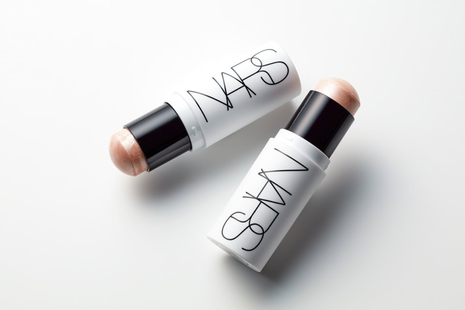 ライトリフレクティング ルミナイジングスティック 上から：04232、04233 各¥6,160（共にNARS JAPAN・4月24日発売）