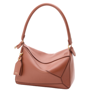 バッグ〈フェザーライト パズル〉［H19.5×W29×D12㎝］¥775,500※予定価格・4月16日発売予定（ロエベ／ロエベ ジャパン クライアントサービス）