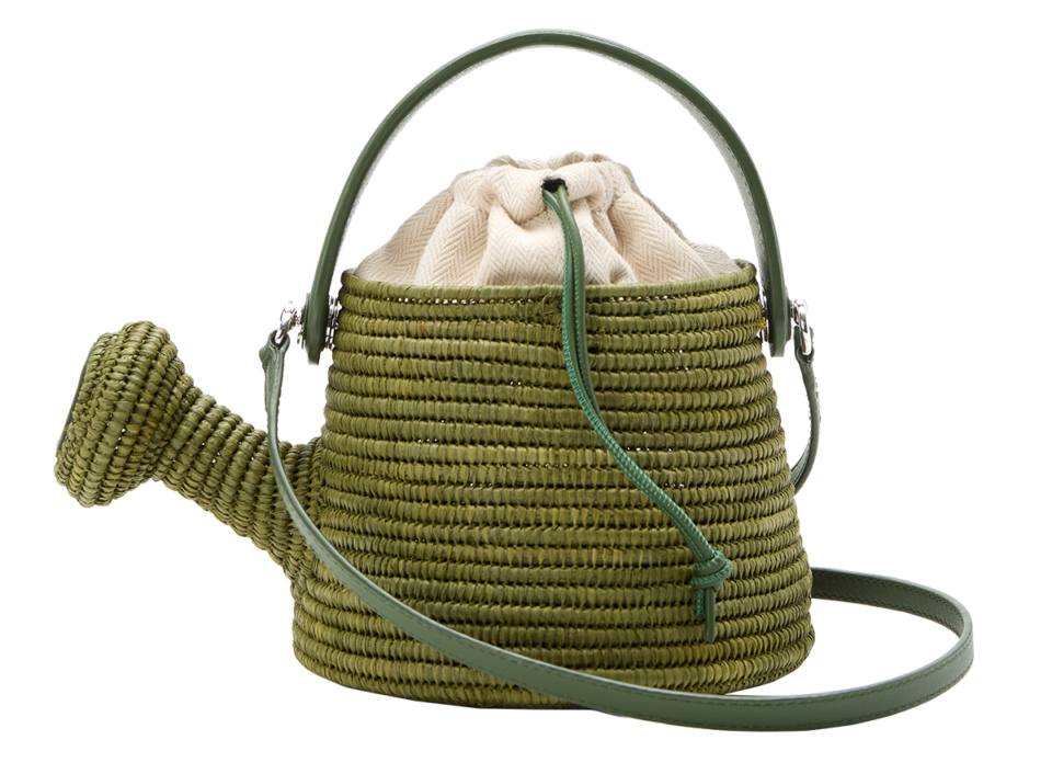 バッグ〈ウォータリングカン〉［H13×W16.5×D16.5㎝］¥270,600※予定価格・4月16日発売予定（ロエベ／ロエベ ジャパン クライアントサービス）