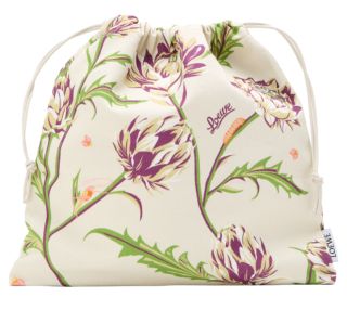 バッグ〈ドローストリング ポーチ〉［H25×W26×D3㎝］¥46,200※予定価格・4月16日発売予定（ロエベ／ロエベ ジャパン クライアントサービス）