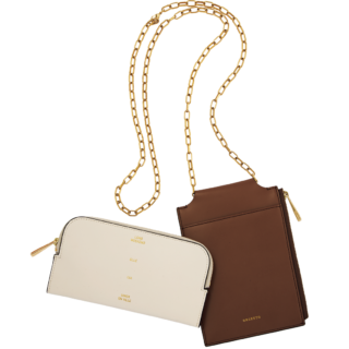 左：フラグメントケース［H8.5×W15.5㎝］¥19,800、右：チェーン付きフラグメントケース［H18×W12㎝］¥26,400（共にオルセット／オルサ）