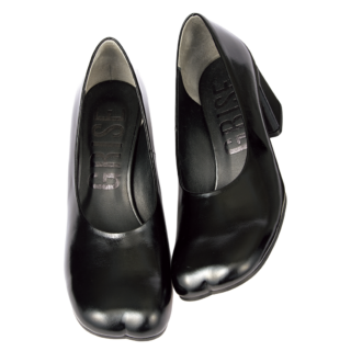 スクエアトウパンプス［ヒール6.5㎝］¥23,100（ル タロン グリーズ／ル タロン グリーズ ルミネ新宿店）