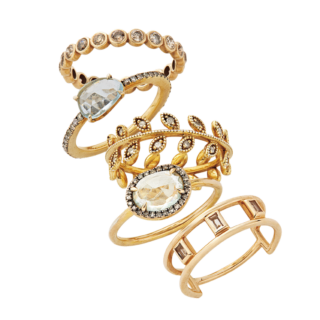 上から：リング［K10YG×DIA］¥154,000、リング［SV×K18YGP×トパーズ×DIA］¥45,100、リング［SV×K18YGP×DIA］¥46,200、リング［SV×K18YGP×アクアマリン×DIA］¥29,700（全てアルティーダ ウード）、リング［K10YG×クォーツ］¥66,000（4℃／エフ・ディ・シィ・プロダクツ）