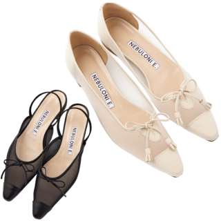 右：アイボリーパンプス［ヒール1.6㎝］¥68,200、左：ブラックサンダル［ヒール1.6㎝］¥64,900（共にネブローニ）