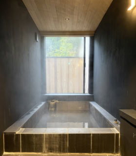 温泉につかりながら、箱庭の自然を拝むことができます