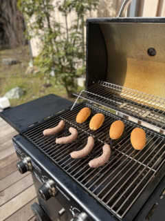 BBQは朝食もセットになっていて、朝は鹿肉のソーセージを使ったホットドッグと地元矢郷農園の採れたてのみかんを使った特製ジュースを楽しみました。あと、卵もついていたのですが、こちら黄身も白身もこんもりと盛り上がるほどめちゃくちゃ新鮮。目玉焼きででいただきましたが、ご飯があったら卵かけご飯で食べたかったです