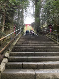 御本殿までは、90段の階段を登る正参道ルートで。日頃の運動不足がたたって、最後のほうは脚がワナワナしてしまいました（笑）