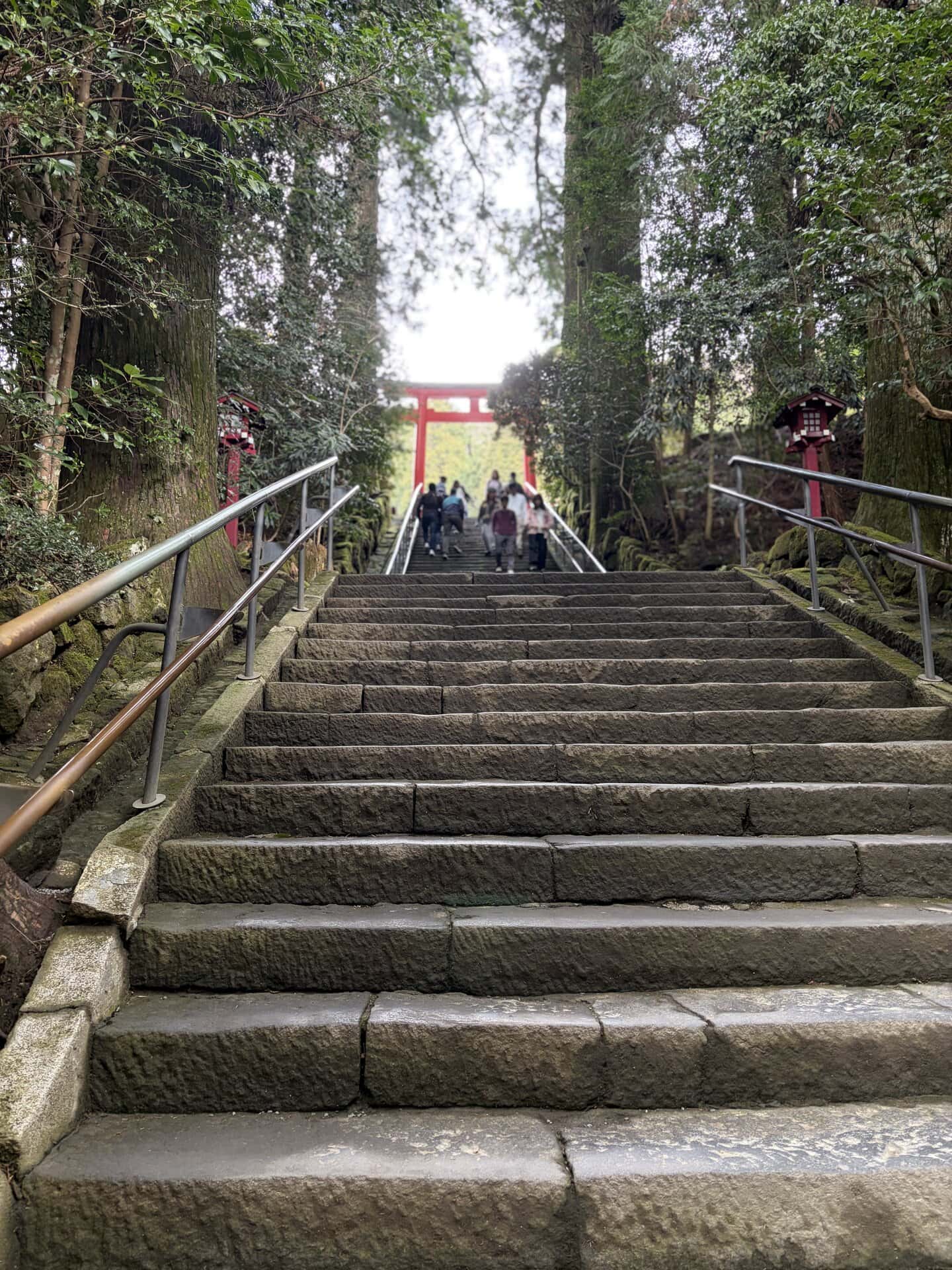 御本殿までは、90段の階段を登る正参道ルートで。日頃の運動不足がたたって、最後のほうは脚がワナワナしてしまいました（笑）
