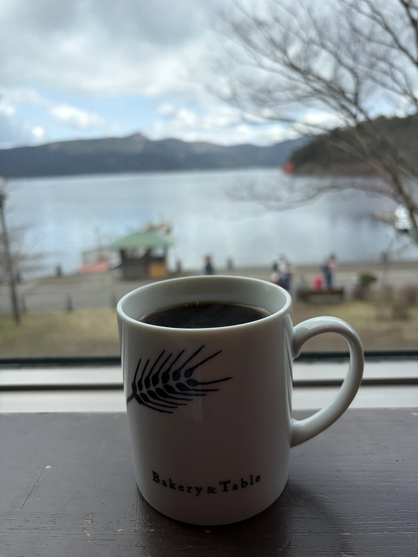2階のカフェは、芦ノ湖の絶景が見渡せる窓際の席がオススメ！