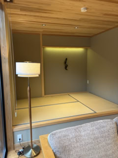 リビングダイニングには小上がりの畳スペースも。ここに布団をひくこともできます