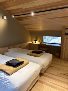 三角屋根なことがわかるベッドルーム。天窓もついていて、朝日がさんさんと降り注ぎます