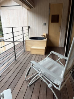 水風呂＆外気浴が楽しめるテラスは、ロールカーテン付きなので外から丸見えになる心配無用