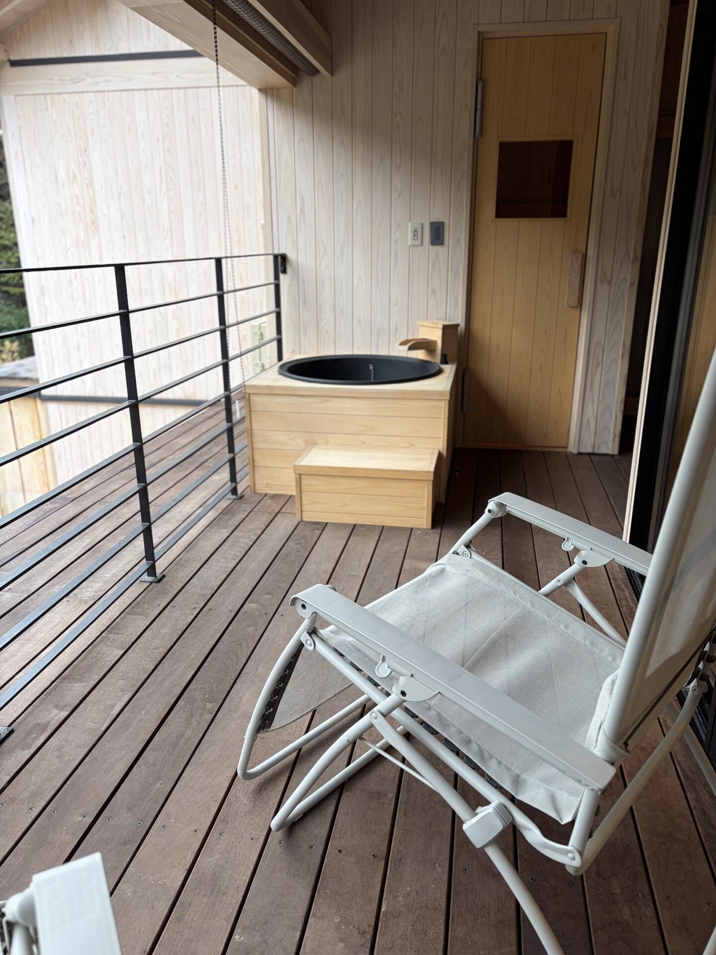水風呂＆外気浴が楽しめるテラスは、ロールカーテン付きなので外から丸見えになる心配無用