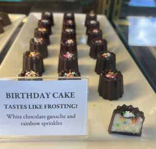 なんてキュートなチョコなの！　この小さなひと粒にバースデーケーキの世界観を凝縮。