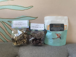 右から、ホワイトチョコにピーナッツバターを加えたミニクラシッククランチ・ダークチョコにピーナッツバター、チョコチップ入りミニレバースクランチ各9.49ドル（日本円で約1,518円）、ダークチョコディップマンゴー7.99ドル（日本円で約1,278円）