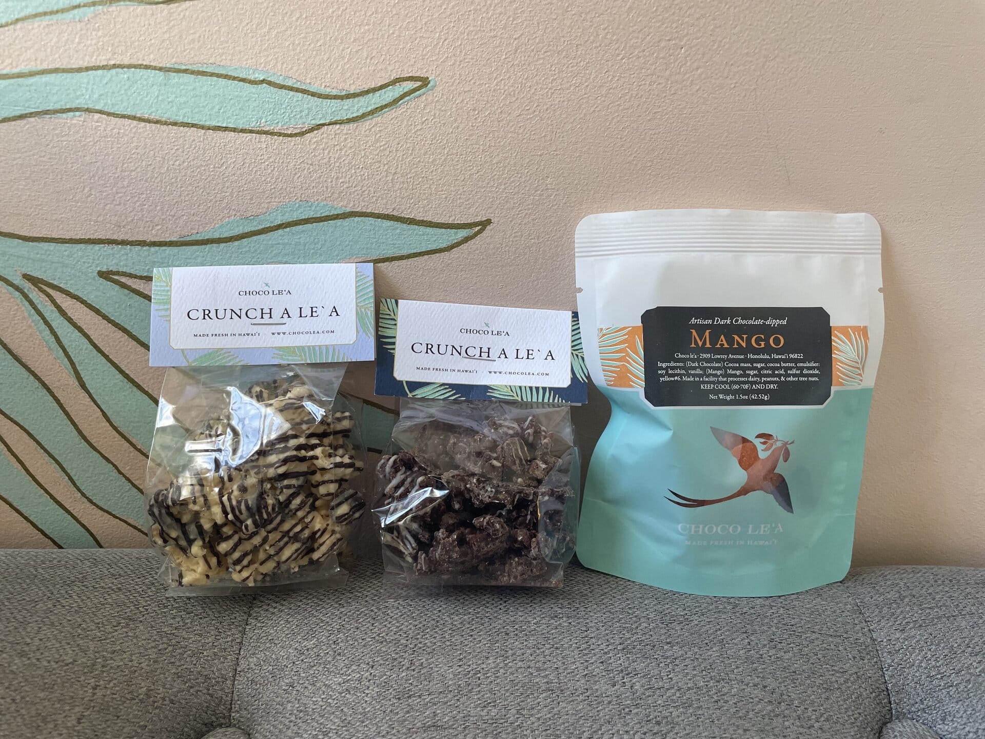 右から、ホワイトチョコにピーナッツバターを加えたミニクラシッククランチ・ダークチョコにピーナッツバター、チョコチップ入りミニレバースクランチ各9.49ドル（日本円で約1,518円）、ダークチョコディップマンゴー7.99ドル（日本円で約1,278円）