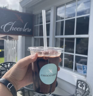 オーツミルクを使用しているので軽めなのどごし。朝のコーヒー代わりに飲みにくるローカル多数！ アイスチョコレートドリンク7.49ドル（日本円で約1,198円）