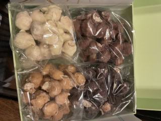 こんなふうに4種入っています。それぞれの味、ハーフパンドボックスは各35ドル（日本円で約5,600円）