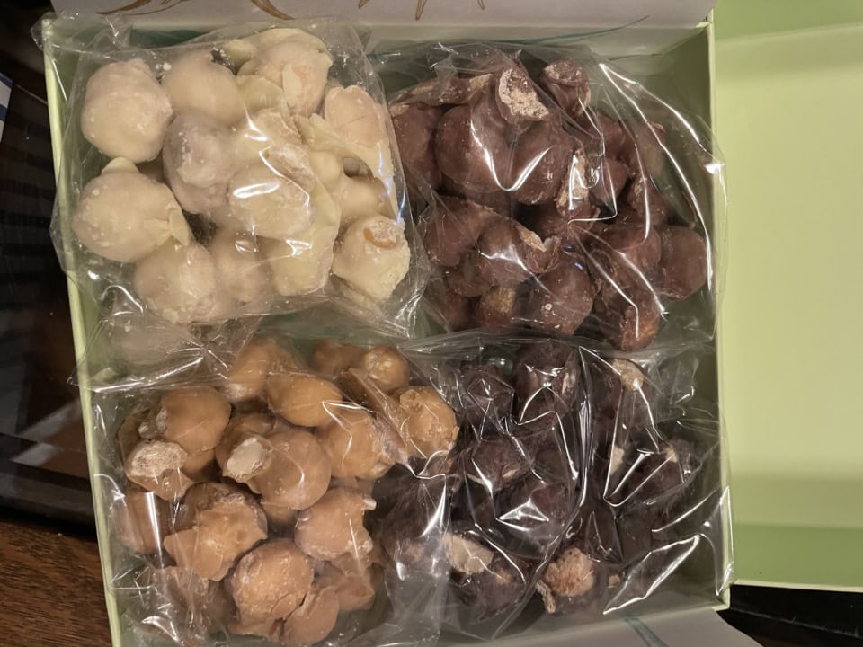 こんなふうに4種入っています。それぞれの味、ハーフパンドボックスは各35ドル（日本円で約5,600円）