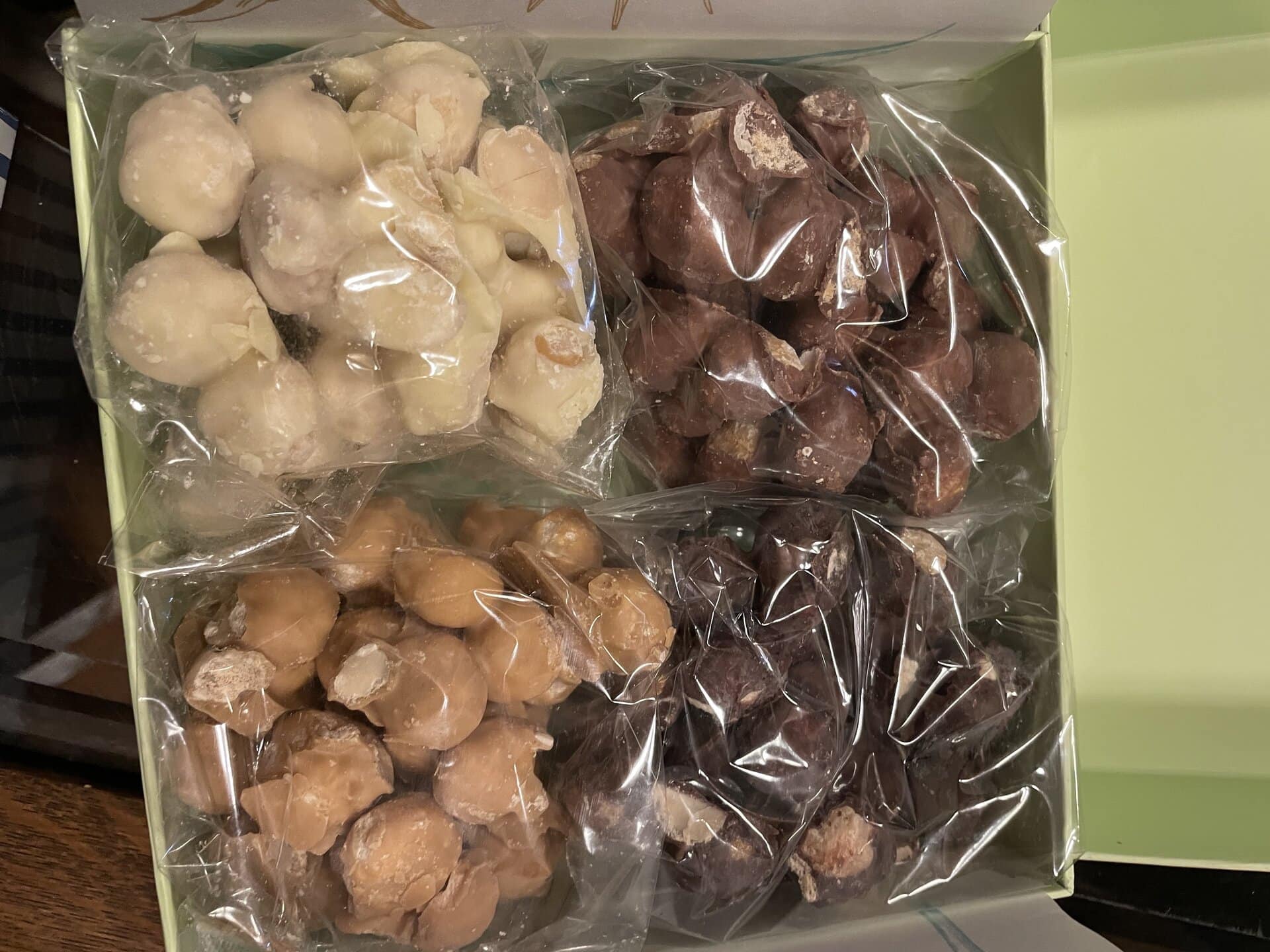 こんなふうに4種入っています。それぞれの味、ハーフパンドボックスは各35ドル（日本円で約5,600円）