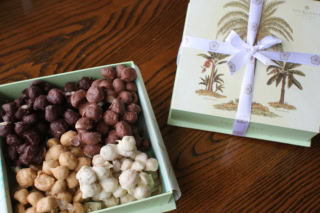 ミルクチョコ、ダークチョコ、ホワイトチョコ、ブロンドチョコ（キャラメル）の4種の味のアソート。マカデミアナッツチョコレート 1パウンドボックス65ドル（日本円で約10,400円）